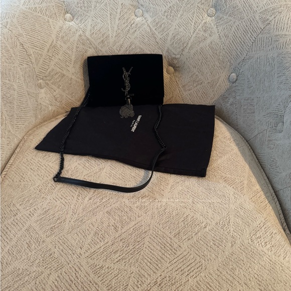 Yves Saint Laurent Sleek Black Shoulder Bag - Picture 1 of 4